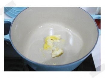 step1: 取一鍋放入奶油融化~~