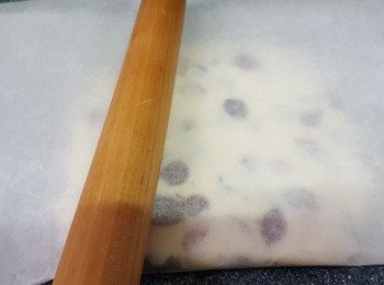 step7: 將牛油紙對折，再用碌麵棍碌平均至自己喜歡的厚度
