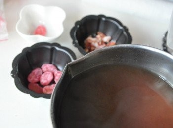 step10: 等湯汁稍微冷卻一些倒入模型杯中