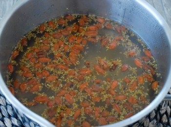 step3: 放入杞子和桂花，煮一分鐘，然後關火，靜置5分鐘