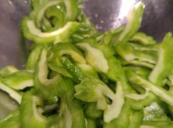 step2: 苦瓜切片再用<span class="group_2">醃料</span>鹽醃一陣。