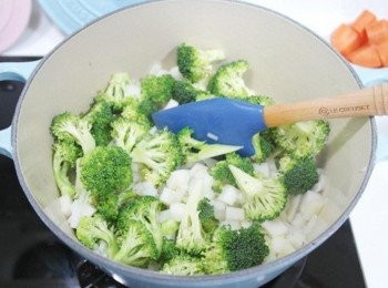 step2: 接著加入花椰菜一起略炒。