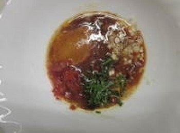 step3: <span class="group_2">椒麻醬</span>調成一碗,最後在盤子底部鋪上高麗菜絲,放上雞肉和蒟蒻麵,淋上醬汁即可享用