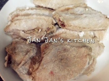 step3: 取出逐隻<a href="https://bit.ly/3zHU5V3" target="_blank" data-keyword="雞翼" class="guide-link"><strong>雞翼</strong></a> <span style="display:inline-block;vertical-align:middle;margin-top:-3px;color:initial;border-radius:3px;padding:2px 3px;font-size:12px;line-height:14px;background:#87d300;color:#fff;">即買</span> 撥開醃料，放置10分鐘，用一大碗先混合上粉料，然後逐隻上粉。