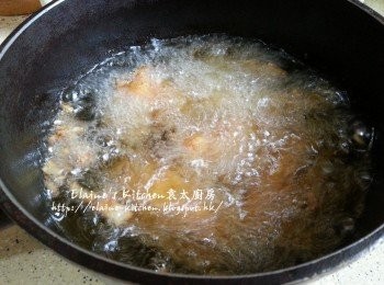 step4: 煲內加入油燒滾 (油的份量蓋過雞面就可) , 逐一放入雞槌 , 雞中翼及<a href="https://bit.ly/3zHU5V3" target="_blank" data-keyword="雞翼" class="guide-link"><strong>雞翼</strong></a> <span style="display:inline-block;vertical-align:middle;margin-top:-3px;color:initial;border-radius:3px;padding:2px 3px;font-size:12px;line-height:14px;background:#87d300;color:#fff;">即買</span> 尖用慢火炸至微黃色