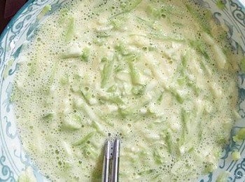 step3: 將番薯粉倒入刨好的絲瓜裡面，加入花生，鹽，胡椒粉攪拌(記住要一邊加水一邊攪拌)直至絲瓜粘稠，所有的材料混在一起