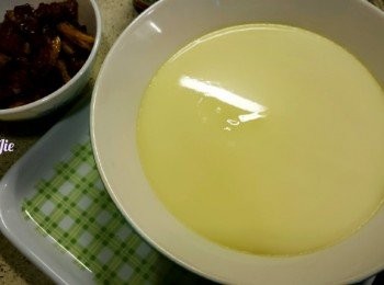 step6: 在蛋面灑上早前預備好的粒粒即成。