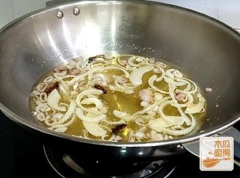 step1: 油滾，轉小火，落八角、洋蔥、乾蔥，慢炸至金黃色，盛起 (**不要浪費！炸蔥可拌麵食)