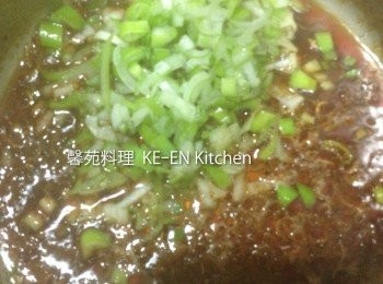 step3: 再倒油一湯匙、葱放入炒香之後倒入醬油、酒、砂糖、絞肉炒至肉變色再倒入水蓋過肉就可