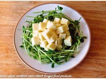 step3: 將芙蓉豆腐自容器中取出，分切成小方塊狀後，堆疊在豌豆嬰上。