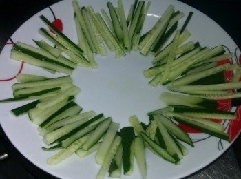 step7: 擺盤，將另一條小黃瓜切成細絲舖在圓盤周圍