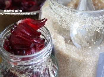 step9: 最後洛神花擺放進去要剩點空間放砂糖。