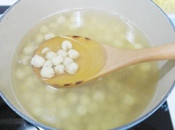 step4: 這時候蓮子已經很軟了呢~~ 開蓋加入適量的冰糖攪拌~~熄火蓋上鍋蓋悶10分鐘!!! 放涼後放入冰箱冷藏即完成囉^^