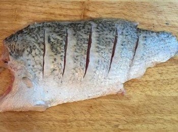 step2: 魚菲利先沖洗乾淨，擦乾水份，在魚身帶皮這面，劃幾刀，方便入味及讓蒸煮時間ㄧ致。接著用少許鹽抹在魚上，兩面都要抹勻。