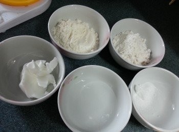step4: 先將(A部份)水油皮所有材料拌勻搓成粉糰(此份量可做8個酥餅)
