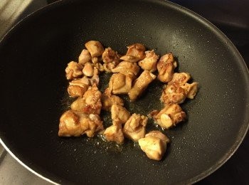 step3: 大火下油煎雞粒至金黃