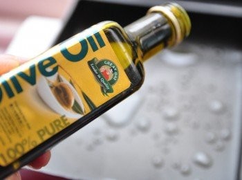 step4: 取適量的【得意的一天橄欖油】熱鍋