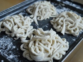 step10: 將麵條放在灑有麵粉的盤上，如麵條很黏，再灑點麵粉在麵條上