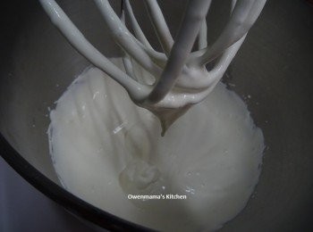 step2: 淡忌廉打至7成， 冷藏備用