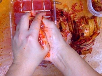 step4: 泡菜先切條，再揸乾汁液備用