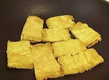 step2: 熱油鍋 用中火先將豆皮兩面煎酥