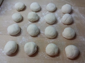 step3: 取出，用手按壓麵糰，將麵糰中的空氣排出，將麵糰以每30G一個分割成小麵糰。搓圓。