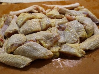 step6: 將醃好的雞取出，用清水冲去表面的粗鹽，抹乾水分，然後斬塊，再在雞皮上掃上一層麻油。

（若不做焗飯，可以把整隻雞放入鍋蒸內蒸約15-20分鐘左右，視乎雞隻大小。）