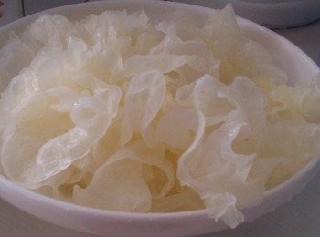 step2: 白木耳洗淨後去蒂頭