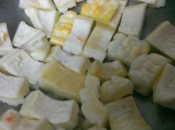 step1: 苦瓜洗淨切成喜愛的樣子~稍為煎一下( 這是做生意的叔叔給的方法~炸過再滷很快就會軟透入味~在家做就半煎效果也不錯) 放進滷汁再加半瓶的樹子~豬腳是用砂鍋滷的~所以我滷了十分鐘~就他讓悶著~約20分鐘就非常軟透好吃囉~