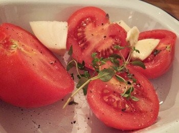 step2: 將番茄、蒜片、洋蔥和百里香放入大的烤盤，用鹽和新鮮的黑胡椒調味。淋上橄欖油，焗40-50 分鐘。從焗爐中取出，放在一旁稍為冷卻。