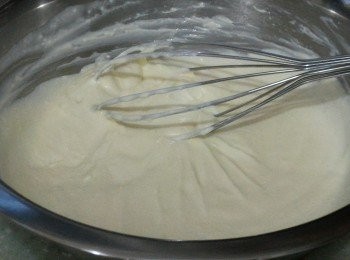 step1: 用小火坐水把已室溫收軟的芝士和淡忌廉一起煮成芝士糊，待涼備用。