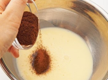 step20: 【製作咖啡巴巴露亞】 將即溶咖啡粉加到8的100g卡士達奶油醬裡。