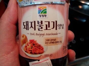 step1: 腩片用豬燒肉醃料醃一會。