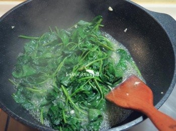 step4: 加入地瓜葉扮炒。加入蠔油和熱水