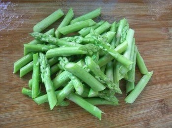 step2: 蘆筍洗淨切段備用。