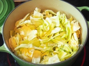 step1: 花甲預先飛水，盛起備用，下油，薑片，放椰菜