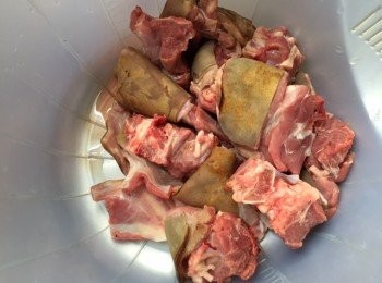 step1: 先爆香蒜, 乾蔥及薑片加入羊肉炒勻, 加入南乳,腐乳,柱侯醬炒勻贊酒