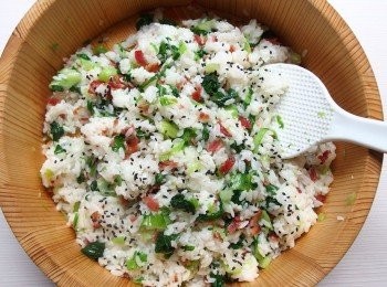 step11: 用飯勺以拌切的方式混合成菜飯。過程中加入芝麻香油提味。