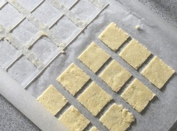 step5: 在牛油紙放上瓦片模具，塗抹麵糊至模具內。