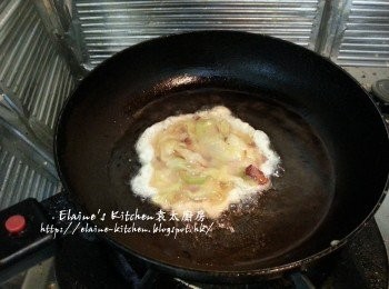 step8: 燒紅鑊 , 將適量的蛋液放入鑊中煎至半凝固