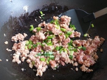step5: 燒紅鑊 , 將肉碎用中火炒至轉色 , 再加入蔥粒拌勻炒至肉碎熟透後盛起