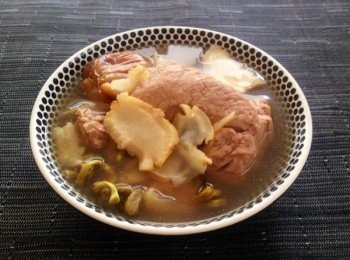 step4: 瘦肉洗淨放開水焯一下，撈出放入燉盅中，加入石斛，花旗參，麥冬，無花果乾，倒入適量清水，墩煮3小時左右即可。