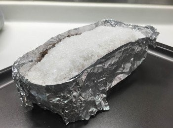 step7: 慢慢舖上粗鹽在豬皮上.約1cm厚