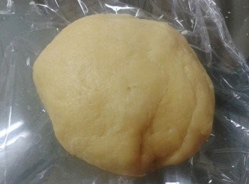 step2: 加一顆蛋拌勻，搓成麵糰。用保鮮紙包好，放入雪櫃半小時