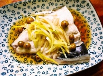 step2: 蒸好後放蔥絲，蓋上鍋蓋悶1~2分即可上菜 超簡單的料理~就算一個人吃也可以吃得很享受XD