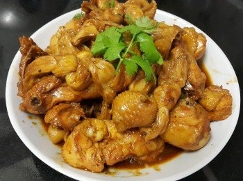 step7: 韓式甜辣醬腐竹燜雞

材料：

冰鮮雞 720克
腐竹 230克
韓式甜辣醬 1湯匙
蜜糖 1湯匙
糖 1茶匙
雞粉 1茶匙
胡椒粉 少許
雜錦香草 少許
麻油 少許
黃酒 少許
瑞士雞汁 1湯匙
蒜頭（切碎）少許
乾蔥（切碎）少許
薑 2片

做法：

將雞清洗後去除頸，腳，背部位可用作煲湯材料，隔乾水份切件備用 。
將辣醬，蜜糖，雞粉，胡椒粉，雜錦香草，麻油，黃酒，瑞士雞汁，糖撈混，再放入雞件撈混醃 3 小時 。
用蒜頭，乾蔥爆炒腐竹至少少金黃色上碟備用，同樣將雞件爆炒半熟上碟，再用少少蒜頭，乾蔥，薑