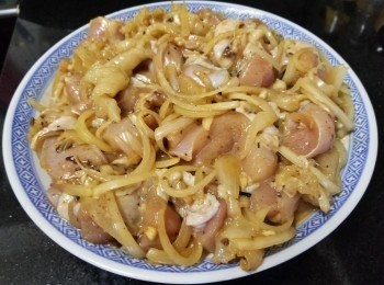step8: 將洋蔥用蒜頭，乾蔥爆炒至半熟上碟，再已搓好的豆豉，加入蒜頭，乾蔥，薑絲，雞粉，老抽，糖，胡椒粉，麻油，生抽撈混