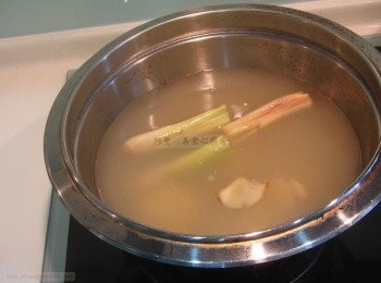 step9: 準備一湯鍋，加入雞湯和香茅，加熱煮滾後，用小火煮1小時。
