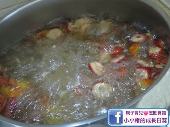 step3: 待再滾水後，先用大火加蓋煲約15分鐘~