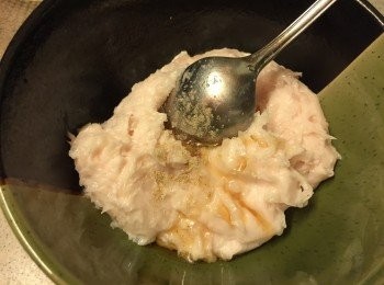 step1: 將醃料加入墨魚膠內攪勻